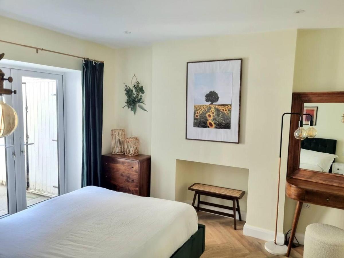 Spacious & Renovated 1-bed Garden Flat In